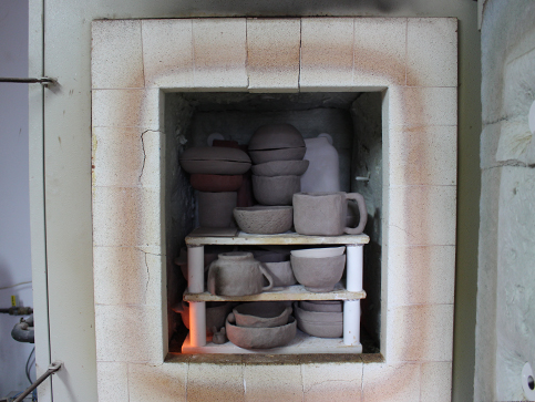 Primera cocción de piezas de curso de cerámica en nuestro estudio Pott Keramika de Itsaso